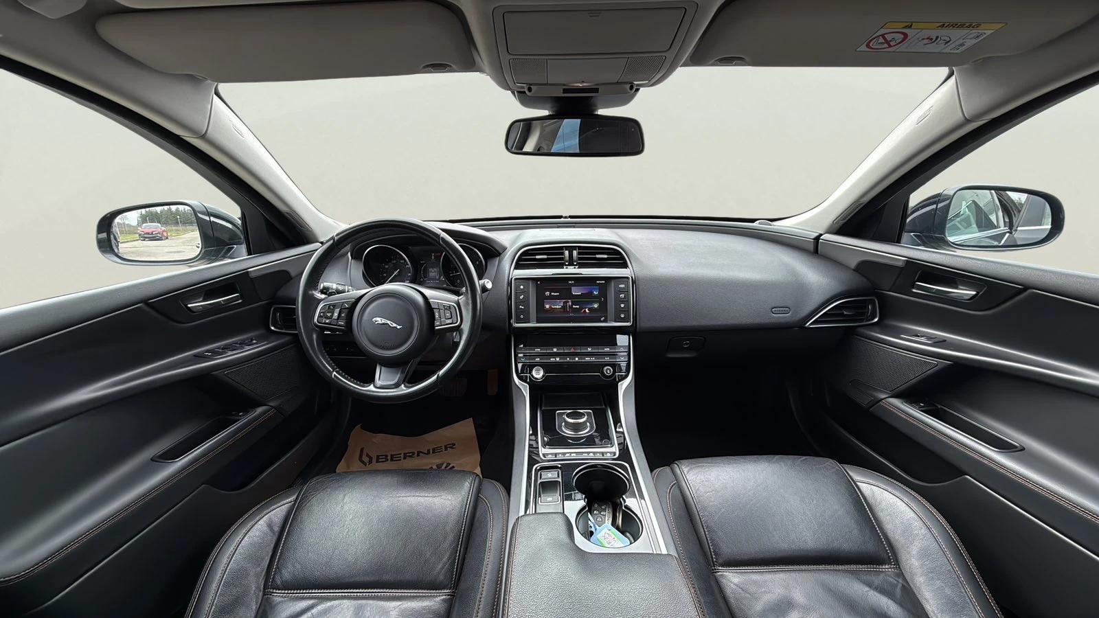 Jaguar XE 2.0 D, снимка 10 - Автомобили и джипове - 54108381