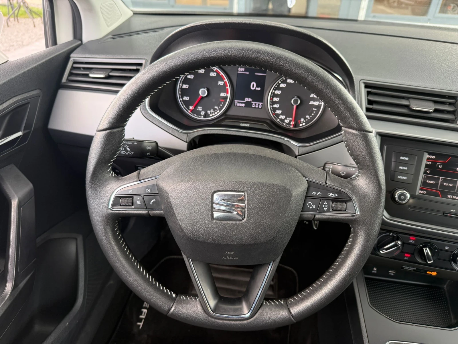 Seat Ibiza 1.0benz TOP, снимка 12 - Автомобили и джипове - 54242221