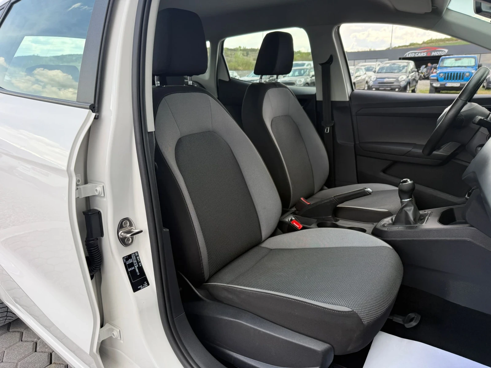 Seat Ibiza 1.0benz TOP, снимка 8 - Автомобили и джипове - 54242221