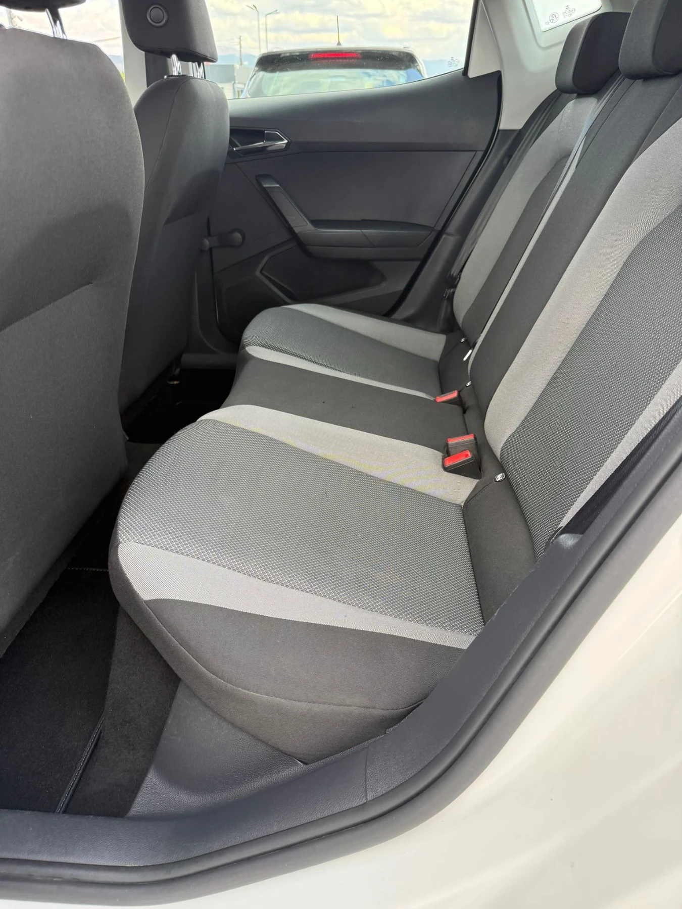 Seat Ibiza 1.0benz TOP, снимка 9 - Автомобили и джипове - 54242221