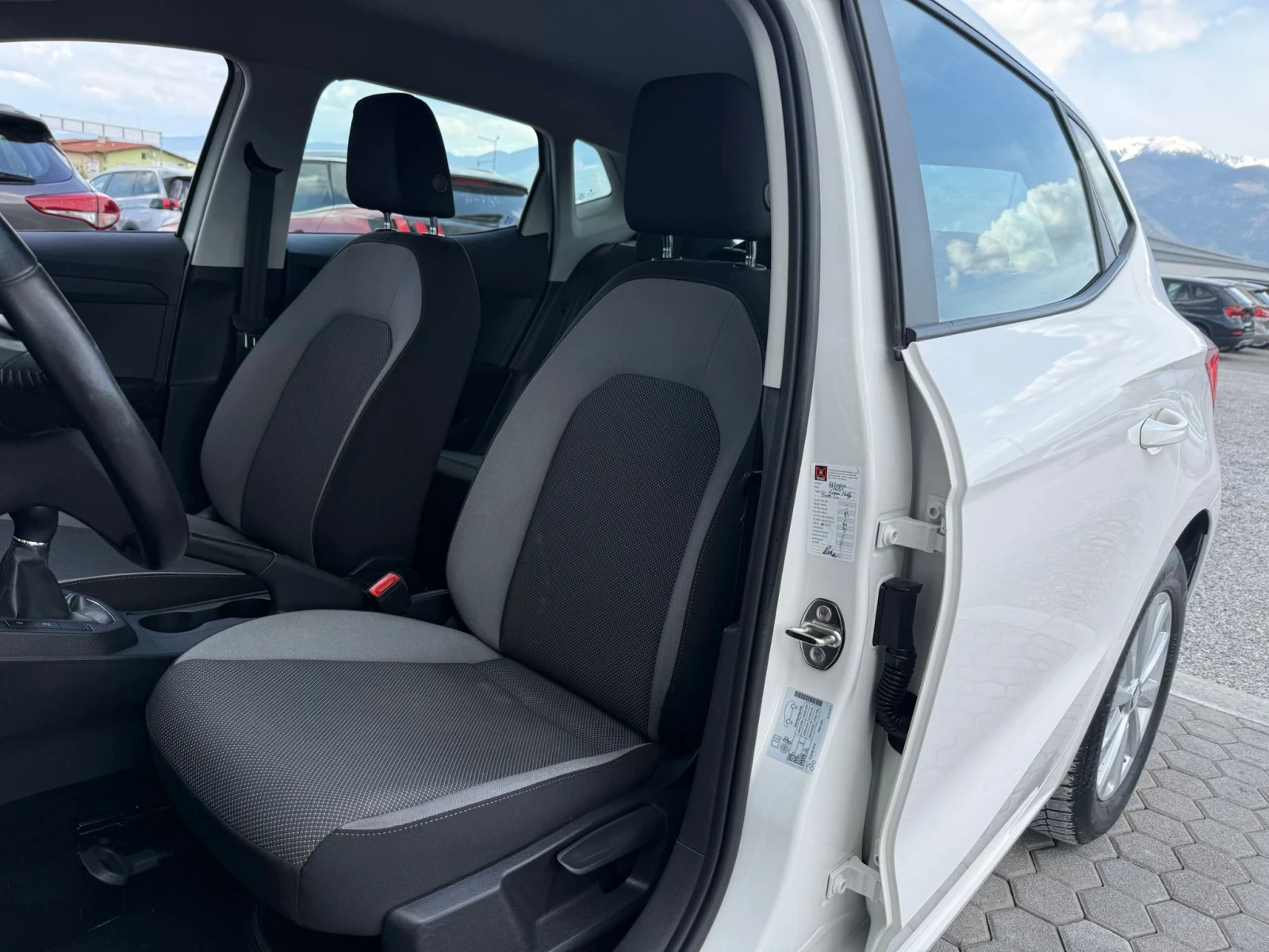 Seat Ibiza 1.0benz TOP, снимка 7 - Автомобили и джипове - 54242221