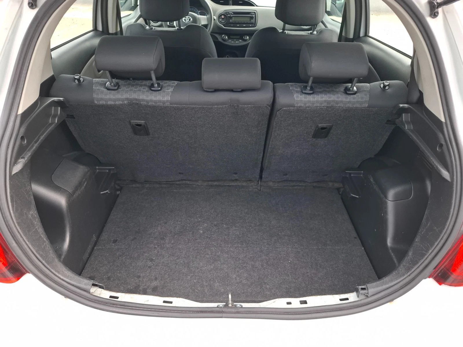 Toyota Yaris 1, 5i ХИБРИД , снимка 11 - Автомобили и джипове - 54409360