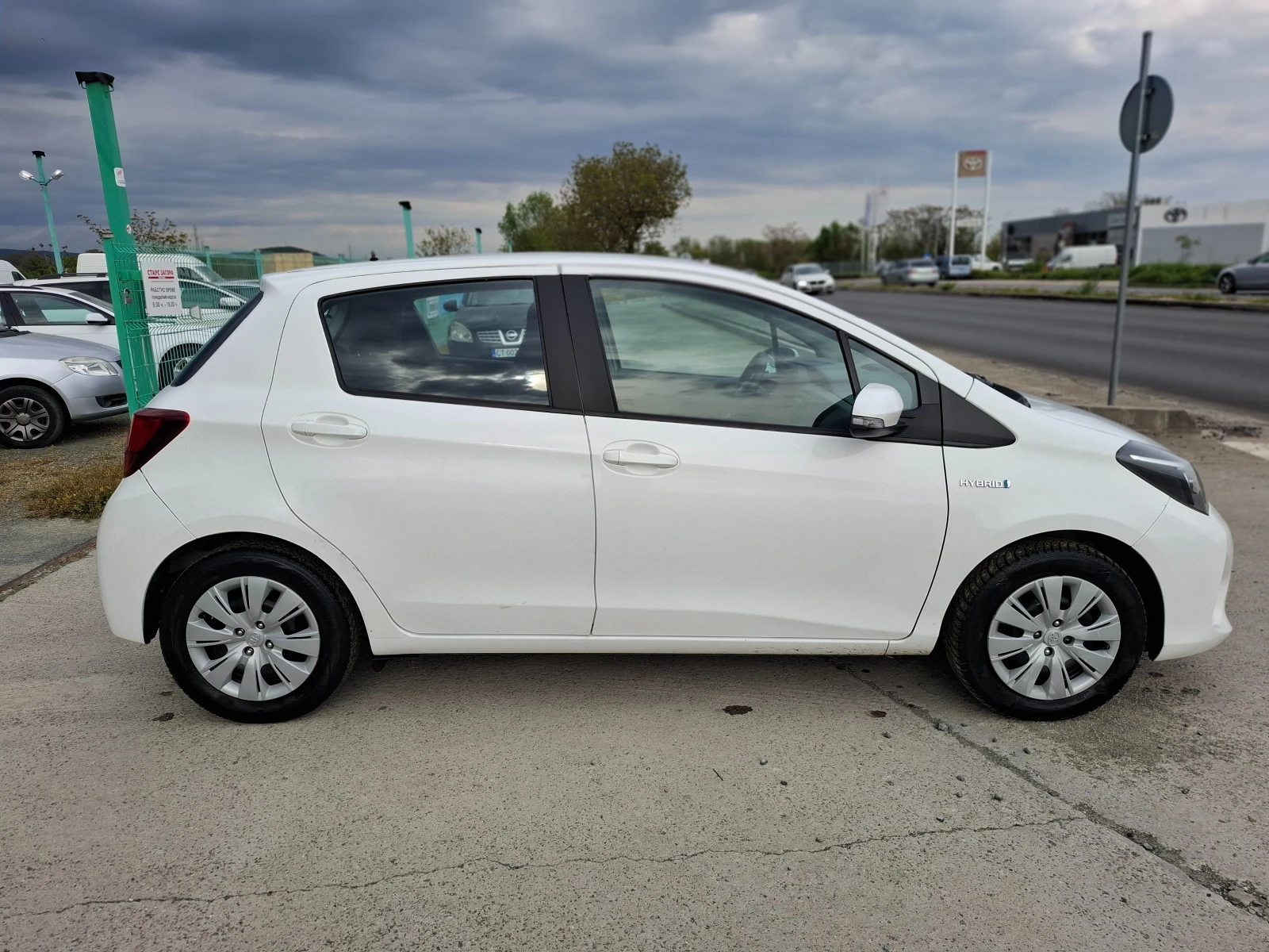 Toyota Yaris 1, 5i ХИБРИД , снимка 3 - Автомобили и джипове - 54409360