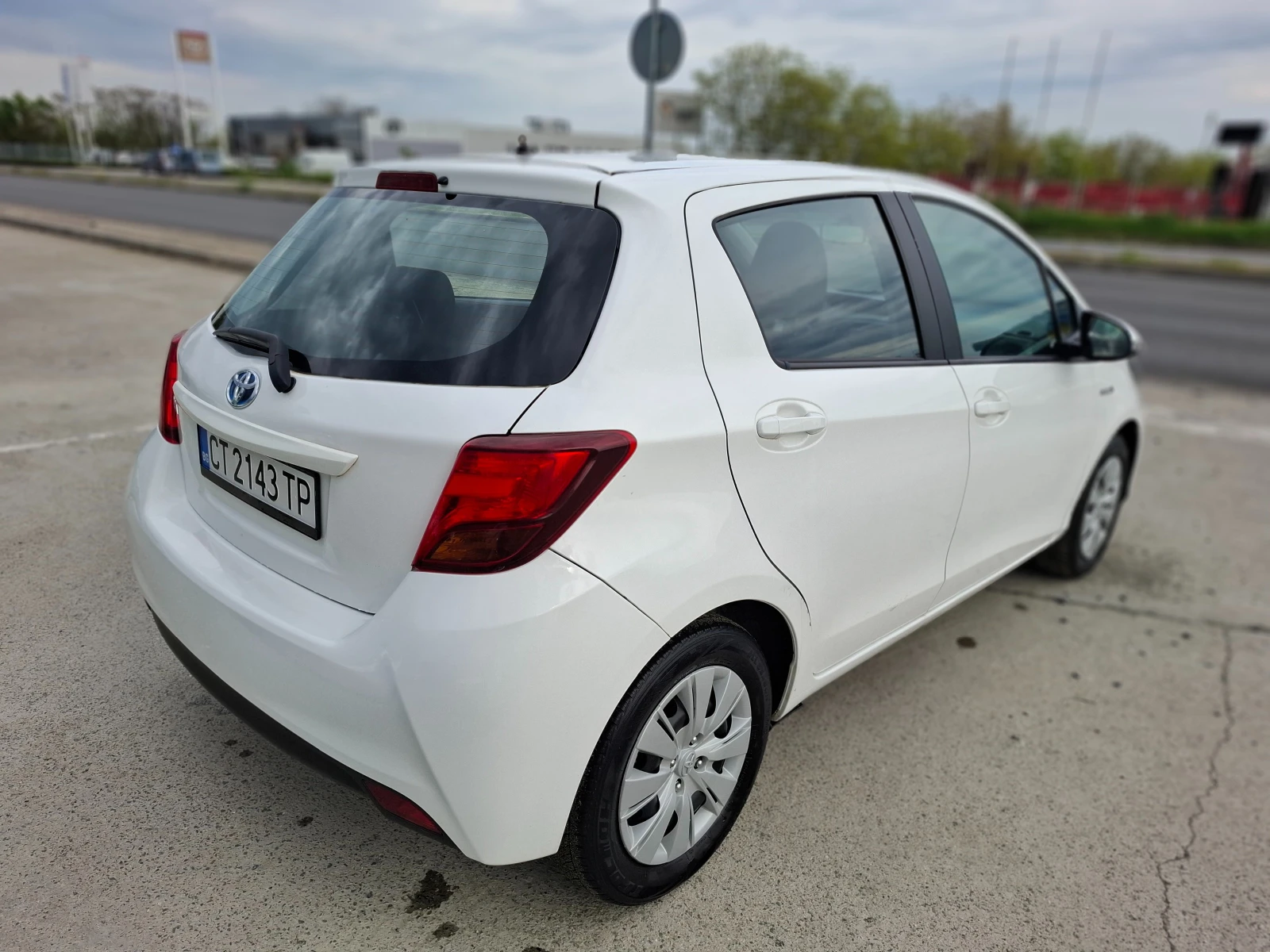 Toyota Yaris 1, 5i ХИБРИД , снимка 4 - Автомобили и джипове - 54409360