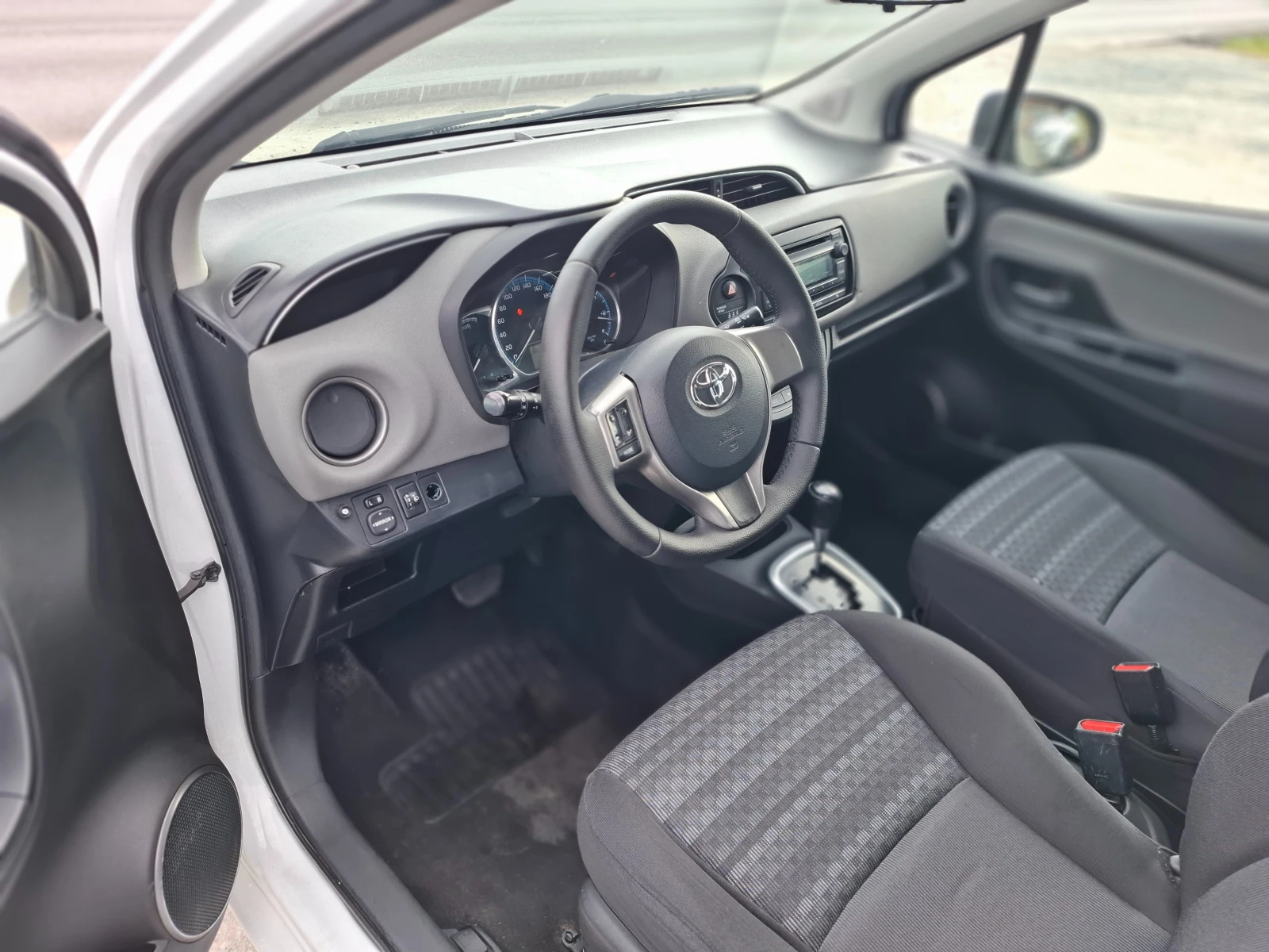 Toyota Yaris 1, 5i ХИБРИД , снимка 8 - Автомобили и джипове - 54409360