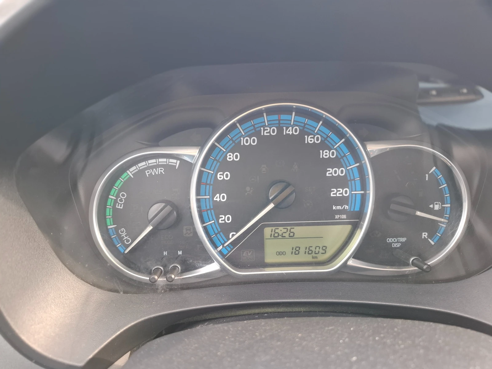 Toyota Yaris 1, 5i ХИБРИД , снимка 13 - Автомобили и джипове - 54409360