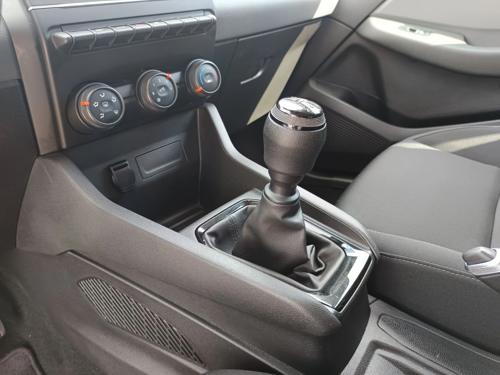 Renault Clio 1.0TCe/ 100к.с./Life, снимка 14 - Автомобили и джипове - 54702695