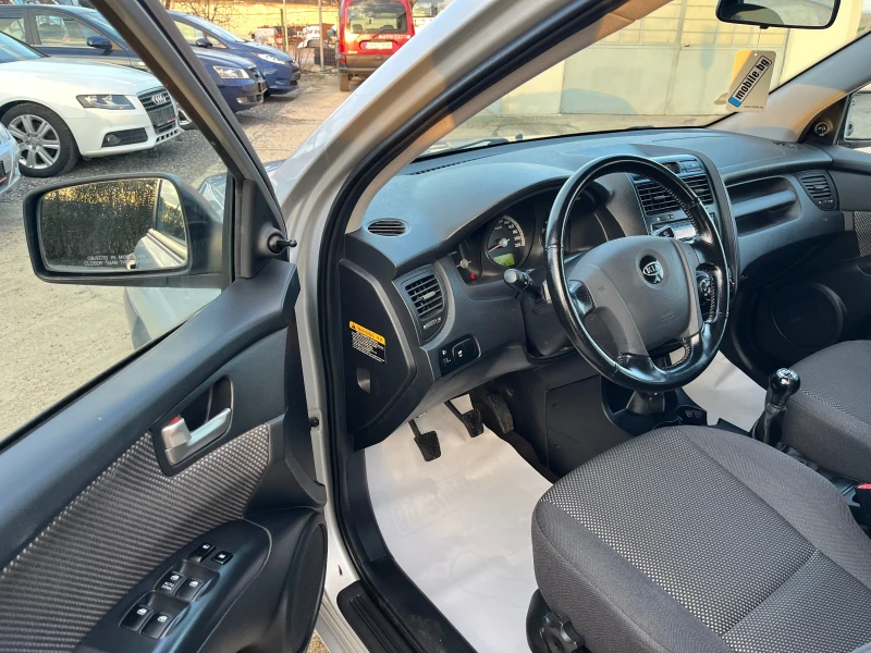 Kia Sportage 2.0i, снимка 8 - Автомобили и джипове - 48910657