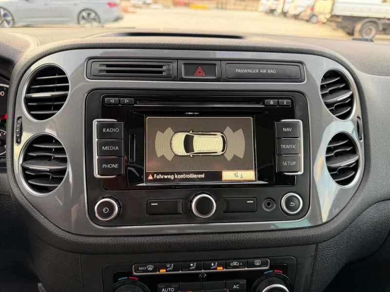 VW Tiguan 2.0TDI / 140 hp /4x4 / Park assist /Face/Top, снимка 13 - Автомобили и джипове - 52976581