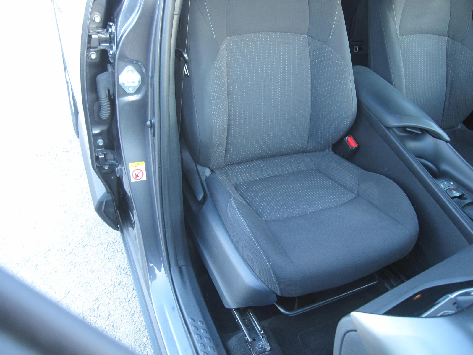 Toyota C-HR 1, 8-Хибрид, Дистроник, Камера, снимка 10 - Автомобили и джипове - 55417659