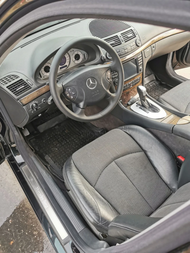 Mercedes-Benz E 220 Elegance, снимка 7 - Автомобили и джипове - 48228110