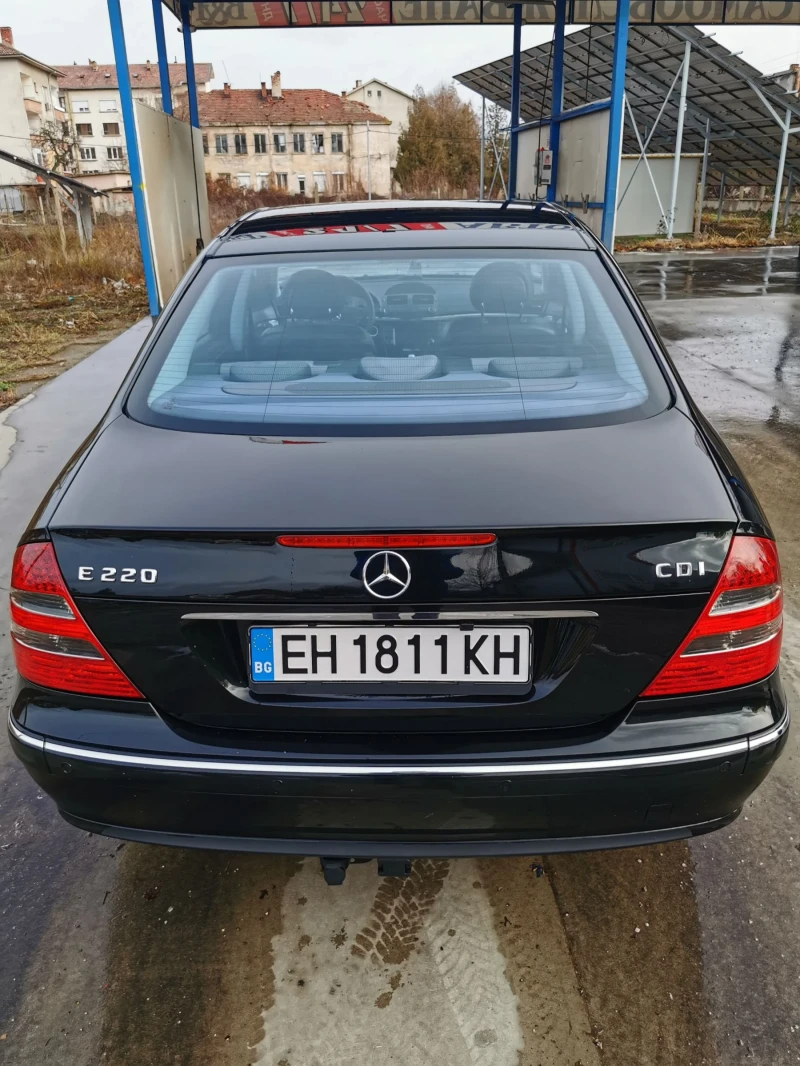 Mercedes-Benz E 220 Elegance, снимка 6 - Автомобили и джипове - 48228110