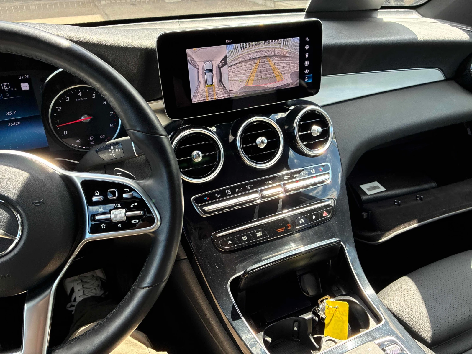 Mercedes-Benz GLC 300 | CARFAX ГЛАВНО ПРЕДСТАВИТЕЛСТВО НА MERCEDES, снимка 9 - Автомобили и джипове - 55955077