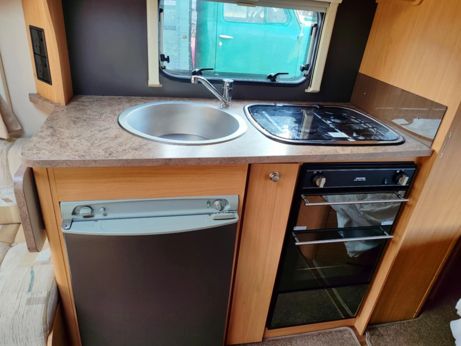 Каравана Eldis Eldis , снимка 8 - Каравани и кемпери - 54084347