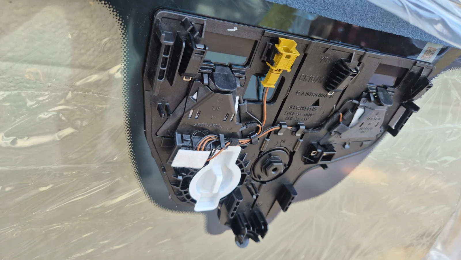 ПРЕДНО СТЪКЛО ЧИСТО НОВО MERCEDES GLE A1676709900 Описание С държач за кам, снимка 7 - Части - 55011856
