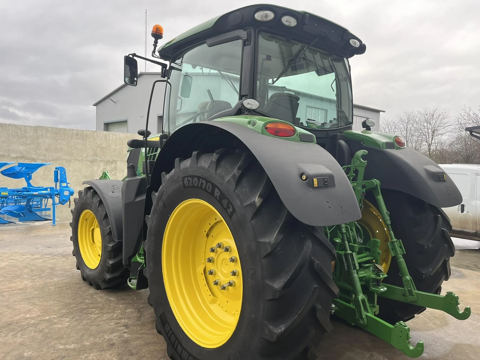 Трактор John Deere 6210R - изображение 6