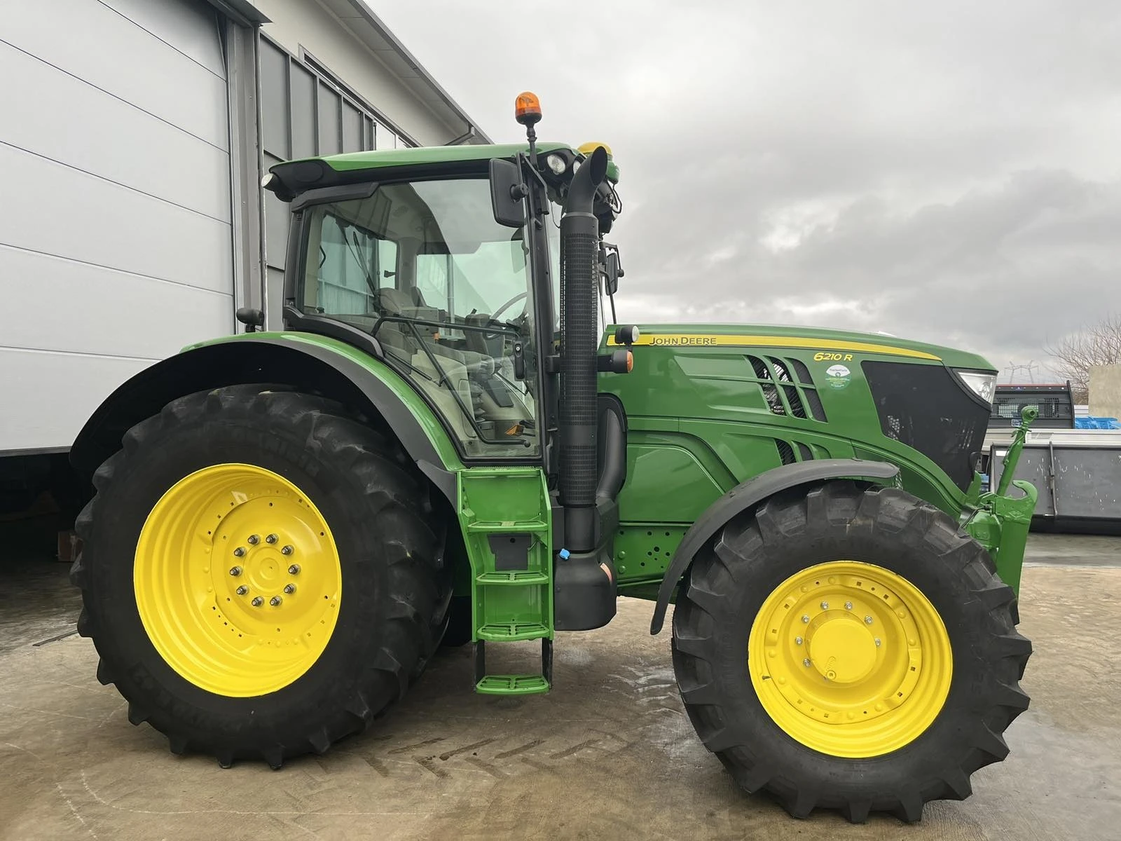 Трактор John Deere 6210R - изображение 3