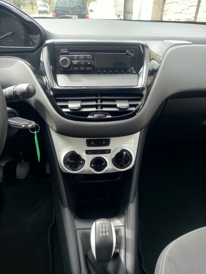 Peugeot 208 1.2i like, снимка 11 - Автомобили и джипове - 45898561