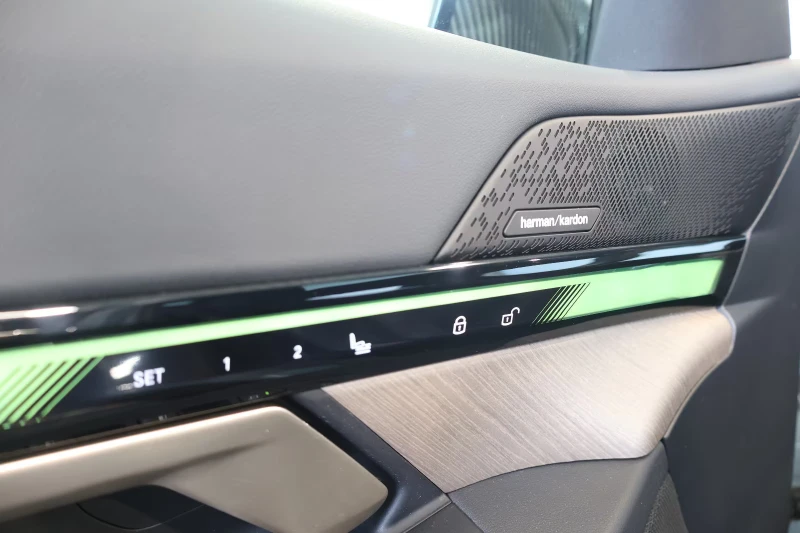 BMW i5 eDRIVE40/340HP/M-SPORT/H&K/HUD/CARBON/PANO/862f, снимка 11 - Автомобили и джипове - 52198586