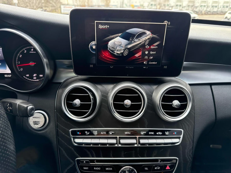 Mercedes-Benz C 400 * АВТО КРЕДИТ* ЦЕНА ДО БГ * СЕРВИЗНА ИСТОРИЯ * , снимка 15 - Автомобили и джипове - 52690362