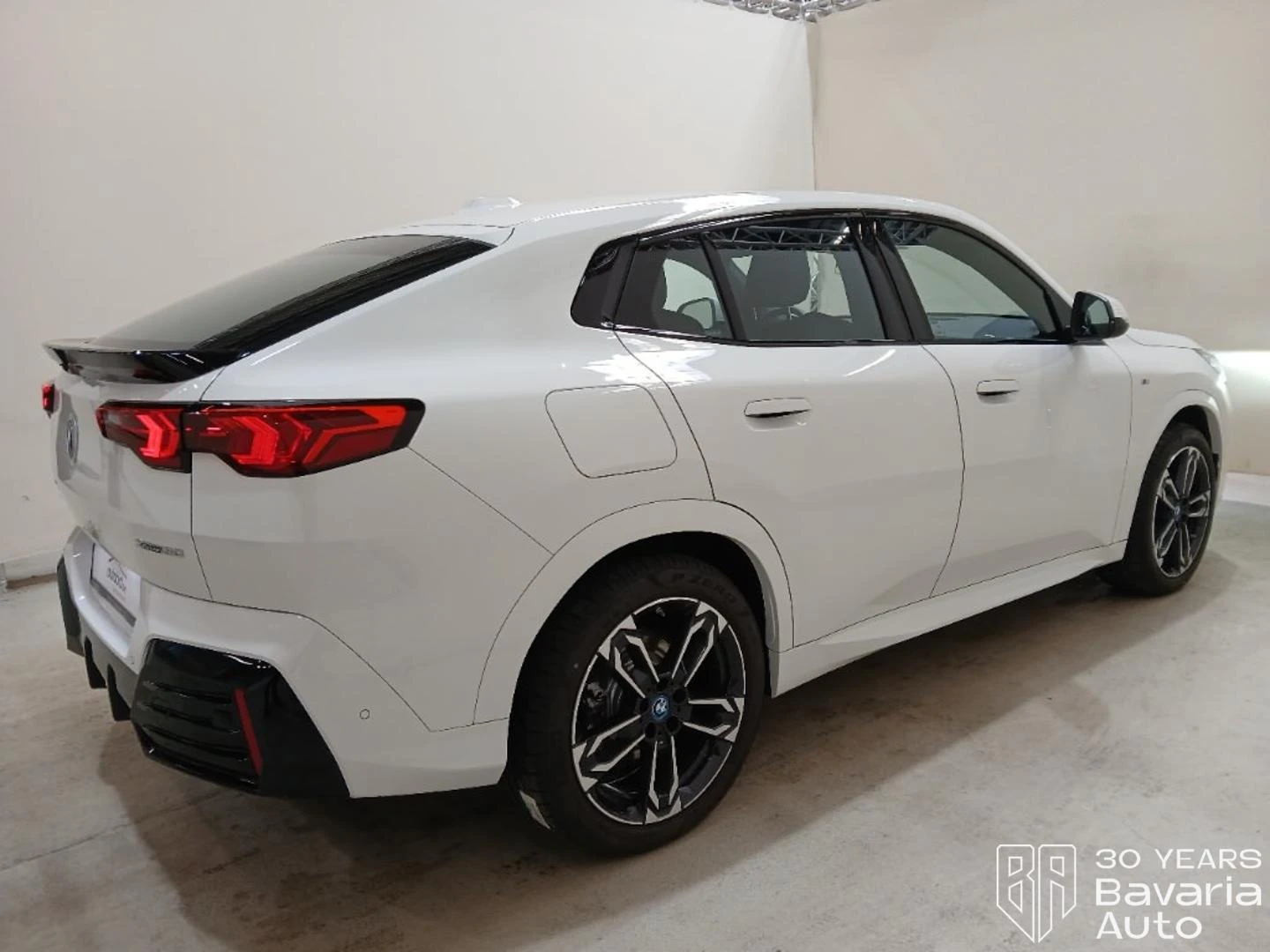 BMW iX2 30 xDrive M Sport Paket, снимка 3 - Автомобили и джипове - 54008052