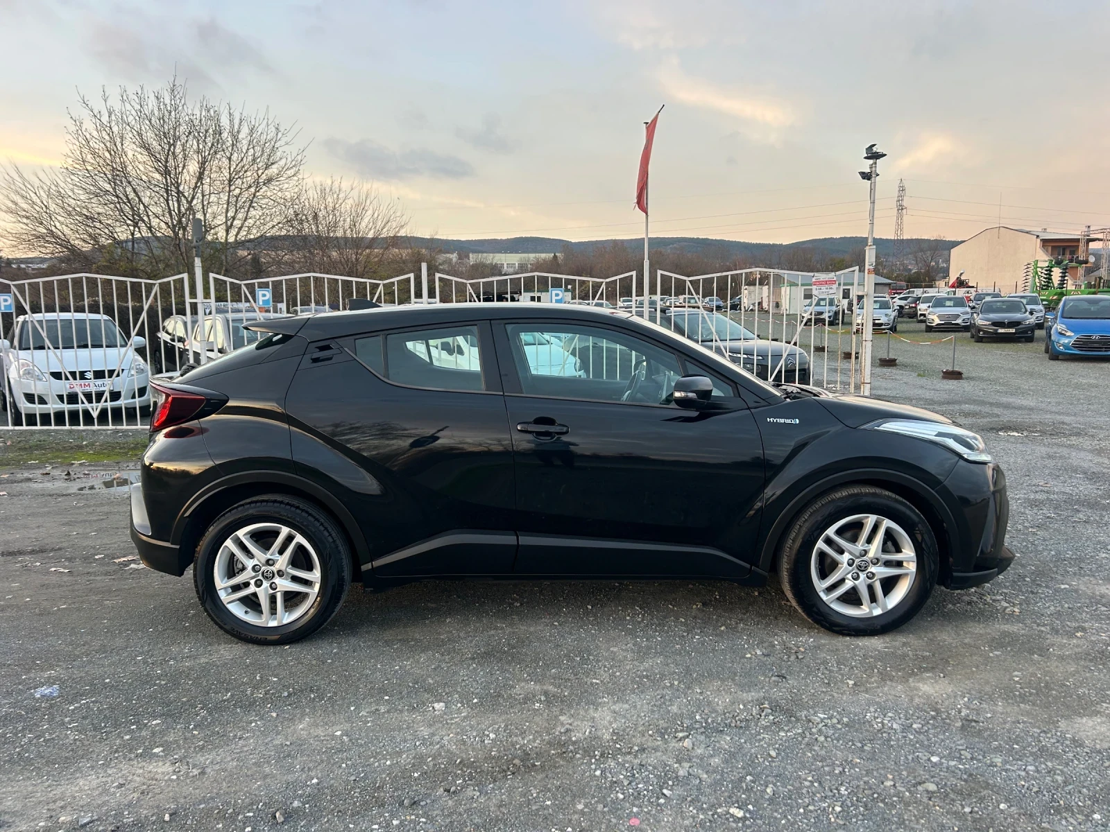 Toyota C-HR HYBRID / FACELIFT / ЕВРО6 / WAZE / YOUTUBE, снимка 4 - Автомобили и джипове - 54646713