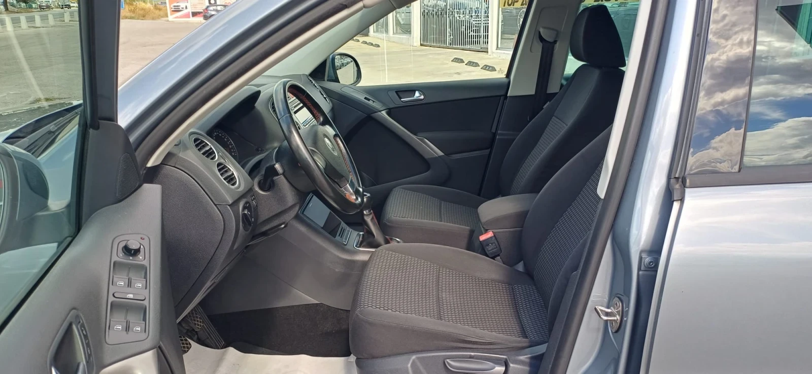 VW Tiguan 2.0 TDI-4x4, снимка 8 - Автомобили и джипове - 56197933