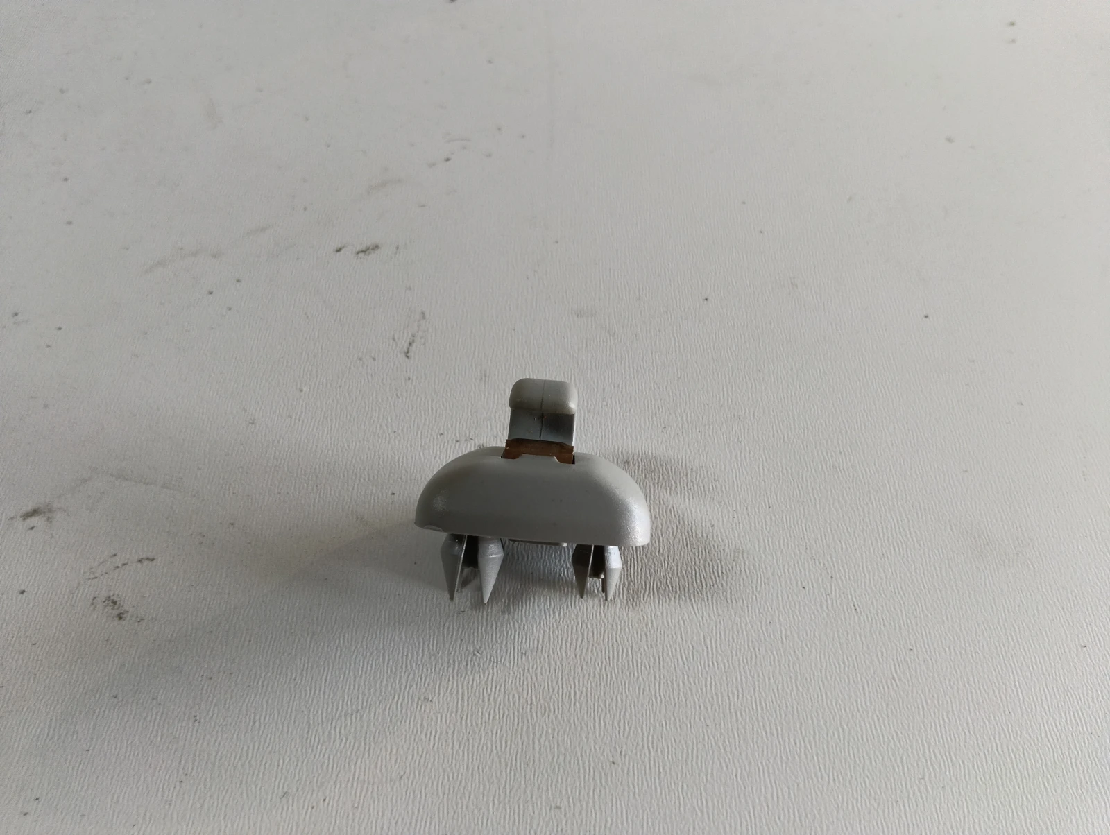 щипка сенник 8W0857562A Audi A4