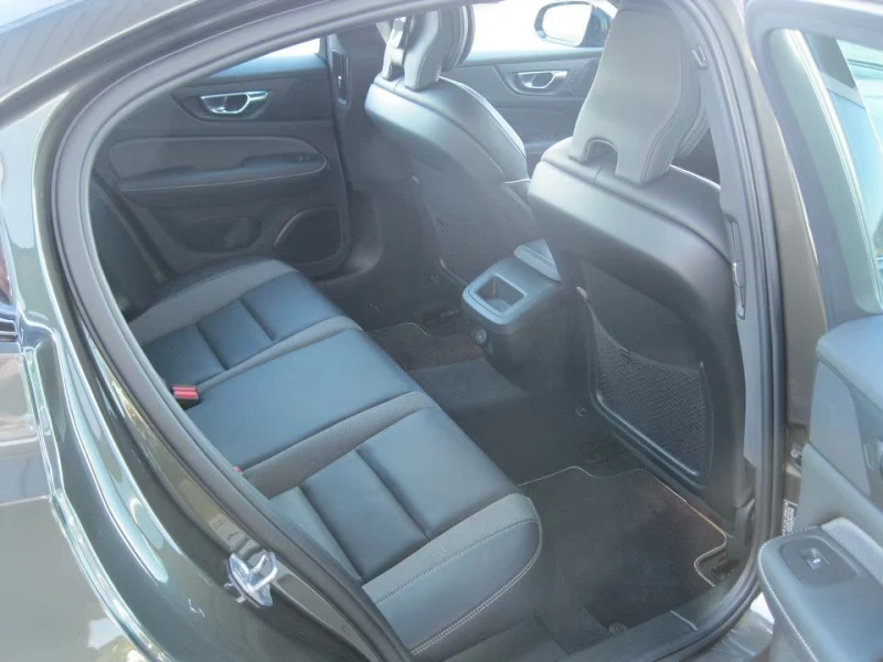 Volvo S60 B4/197HP/R-DESIGN/CAM/NAVI/LED/ACC/KLESS/715v, снимка 10 - Автомобили и джипове - 51651874