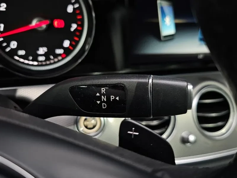 Mercedes-Benz E 200 Avantgarde, снимка 9 - Автомобили и джипове - 56018161