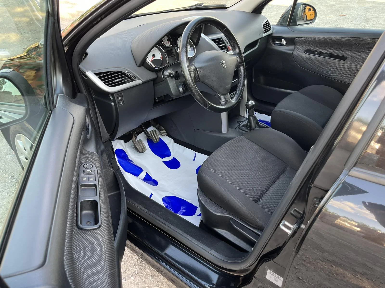 Peugeot 207 1.4 i, снимка 10 - Автомобили и джипове - 55381945
