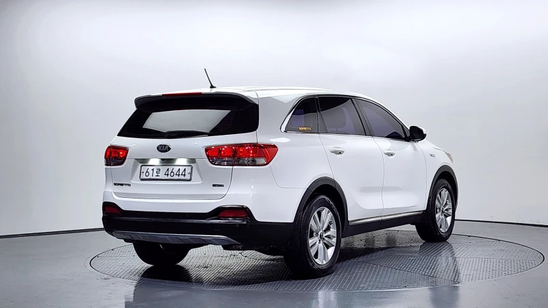 Kia Sorento 2.0 CRDI / АВТОМАТИК / СЕРВИЗНА ИСТОРИЯ !!!, снимка 2 - Автомобили и джипове - 53355666