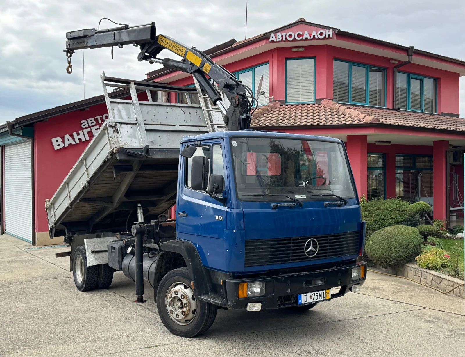 Mercedes-Benz 1117 * Тристранен самосвал + Кран PALFINGER 3.140 KG, снимка 1