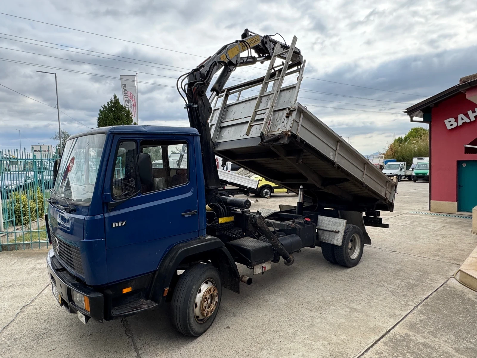 Mercedes-Benz 1117 * Тристранен самосвал + Кран PALFINGER 3.140 KG - изображение 5