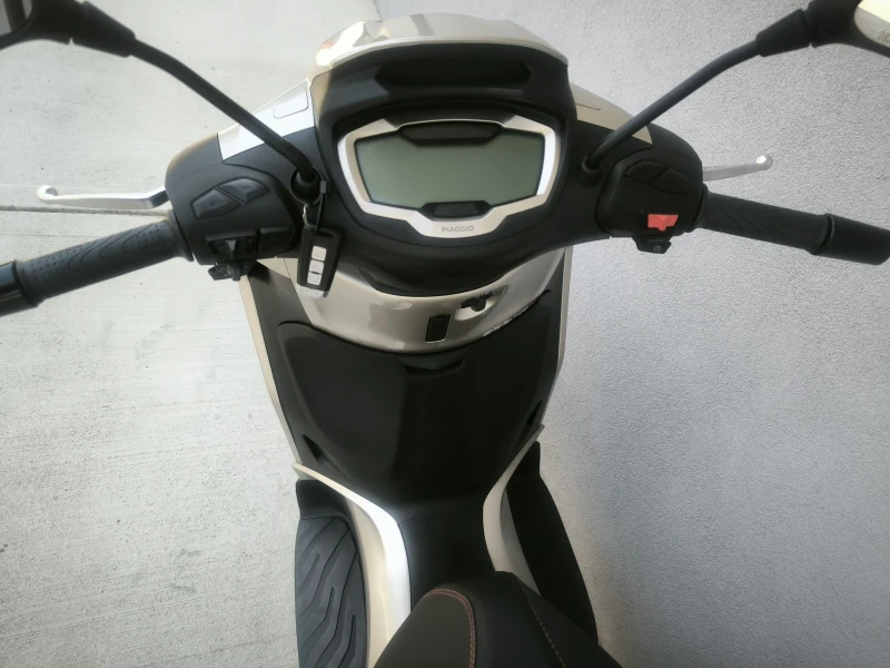 Piaggio Beverly 300 HPE, ABS/ASR, на 4415 км., снимка 13 - Мотоциклети и мототехника - 50623962