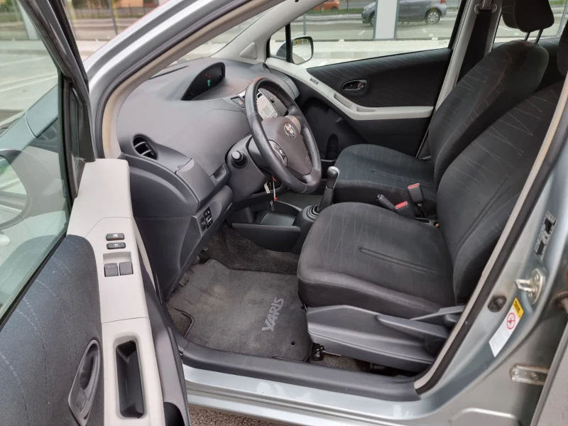 Toyota Yaris 1.3, снимка 8 - Автомобили и джипове - 48213801