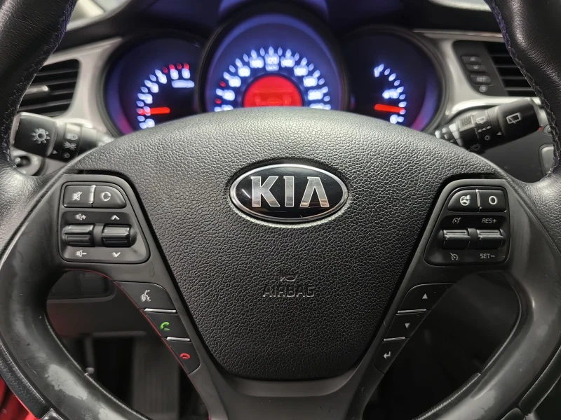 Kia Ceed 1.6CRDI* 136PS* FACE* 6В* AUX* ТЕМПОМАТ* КАТО НОВА, снимка 12 - Автомобили и джипове - 52996327