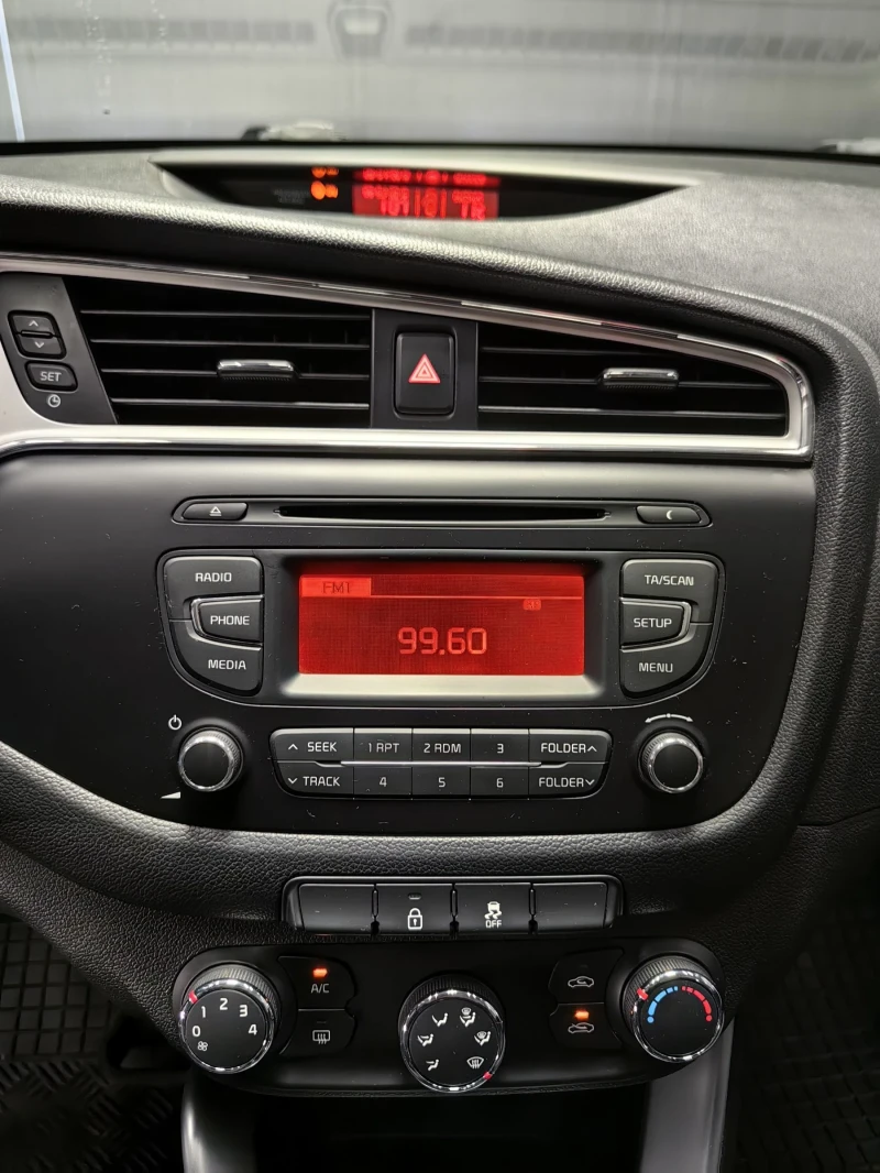 Kia Ceed 1.6CRDI* 136PS* FACE* 6В* AUX* ТЕМПОМАТ* КАТО НОВА, снимка 13 - Автомобили и джипове - 52996327