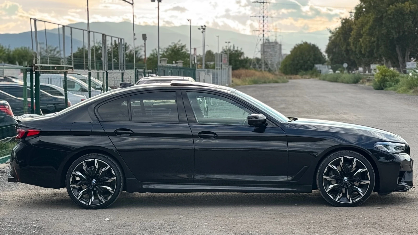 BMW 530 d= M-performance= Distronic= Facelift= HUD= Soft C - изображение 4