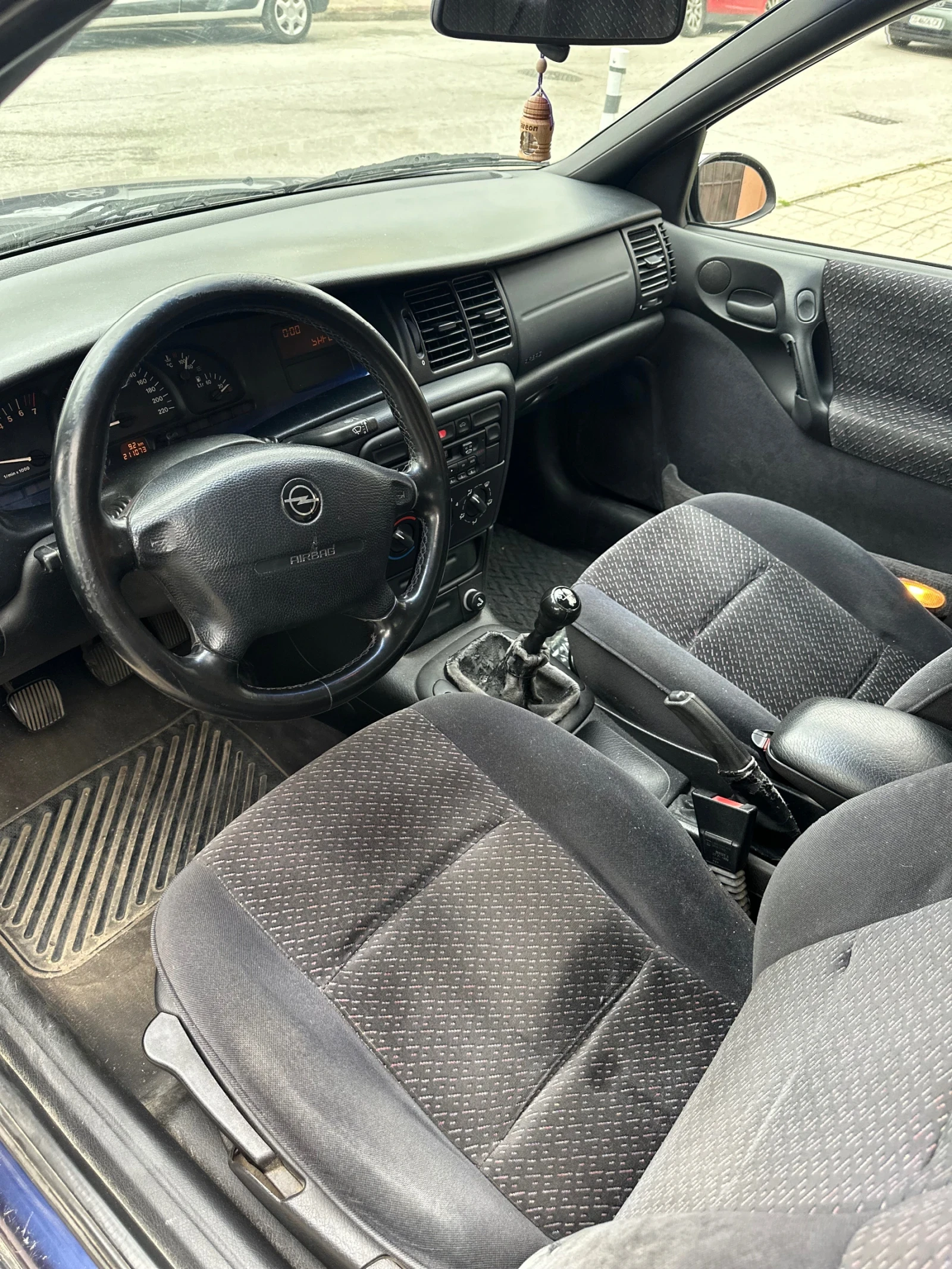 Opel Vectra 1.6 - изображение 5