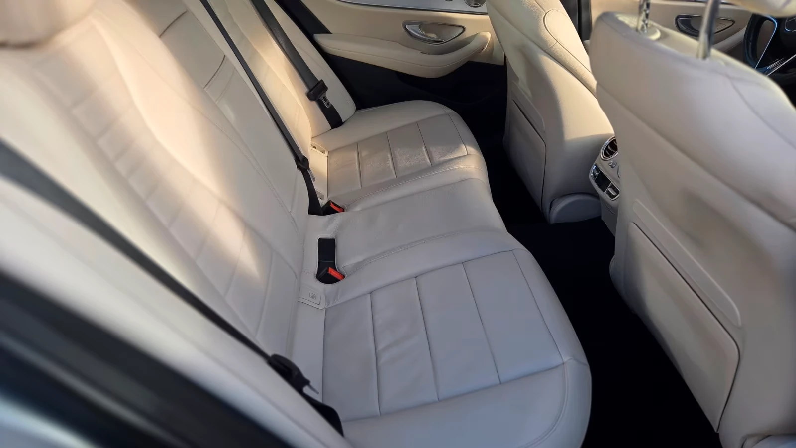 Mercedes-Benz E 400 d AMG 4-Matic , снимка 12 - Автомобили и джипове - 54384239