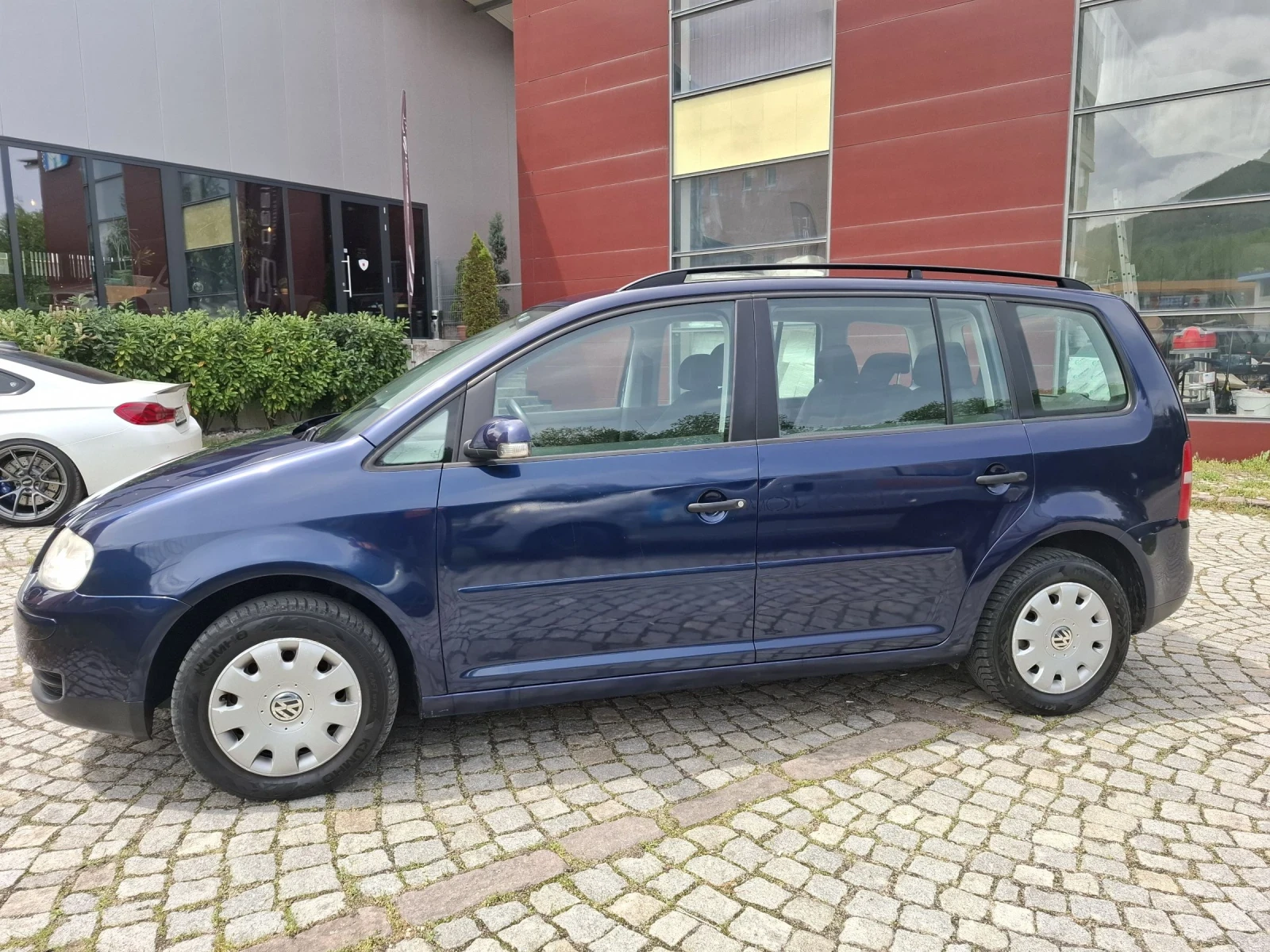 VW Touran 1.9TDI-105к.с.НАВИ* КЛИМАТРОНИК* 6ск.* АВТОПИЛОТ* , снимка 2 - Автомобили и джипове - 54543152