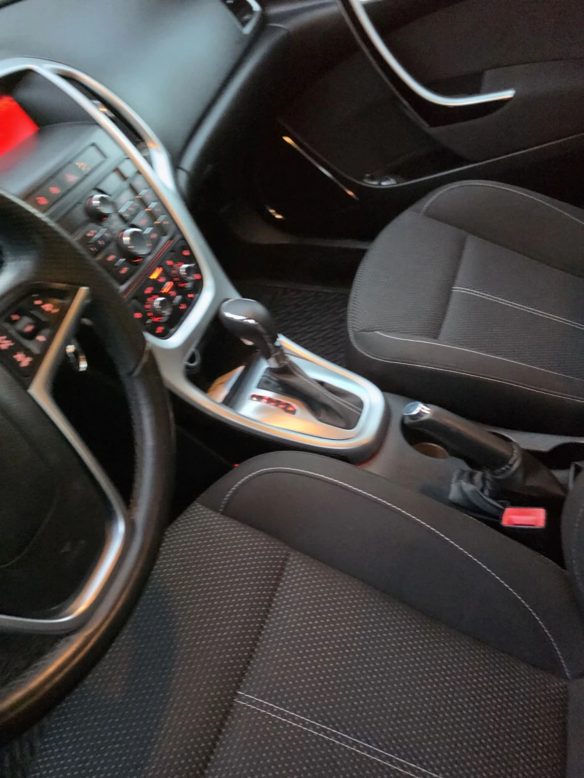 Opel Astra 1.6i Автоматик, снимка 7 - Автомобили и джипове - 56377473
