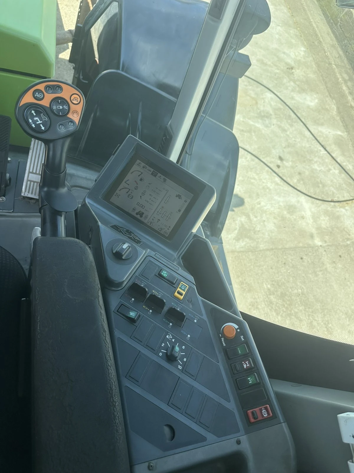 Трактор Claas Xerion 3300, снимка 12 - Селскостопанска техника - 55655122