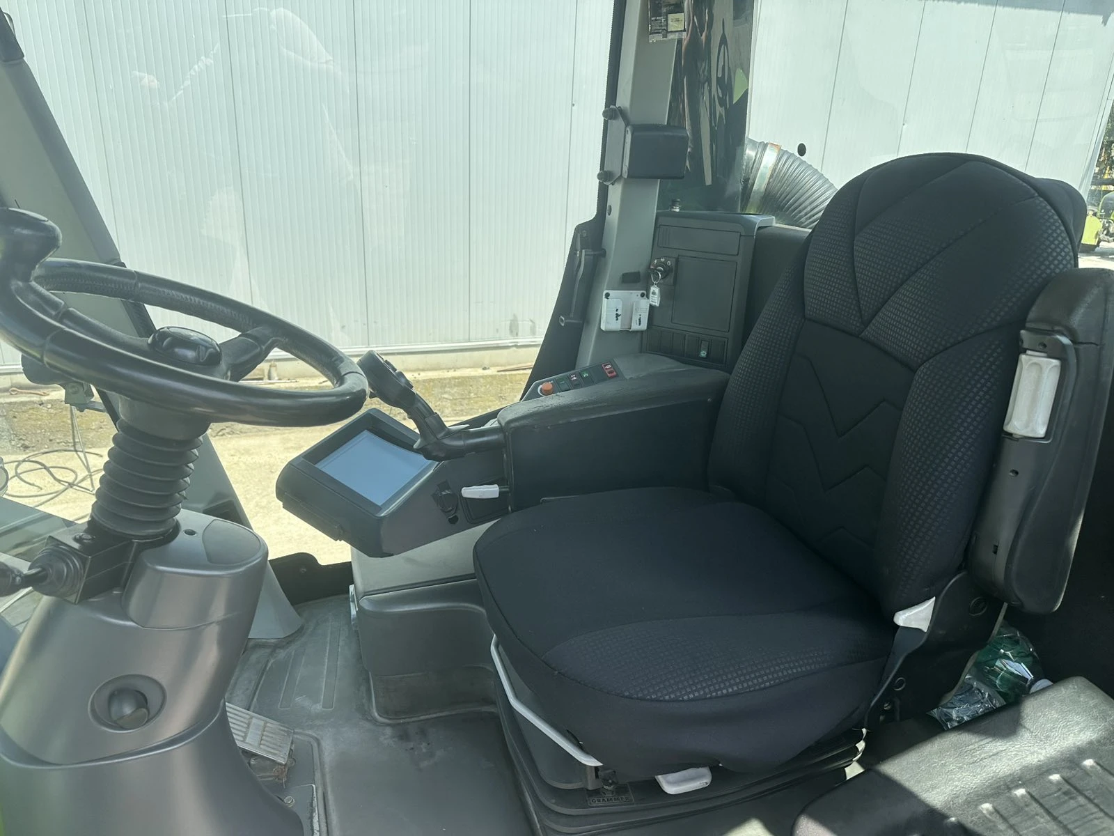 Трактор Claas Xerion 3300, снимка 9 - Селскостопанска техника - 55655122