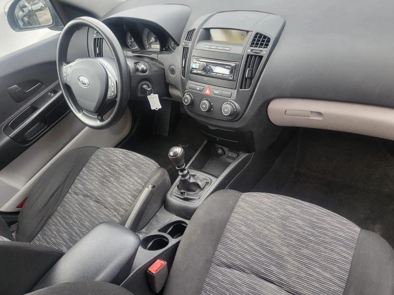 Kia Ceed 1.4i, снимка 4 - Автомобили и джипове - 48375654