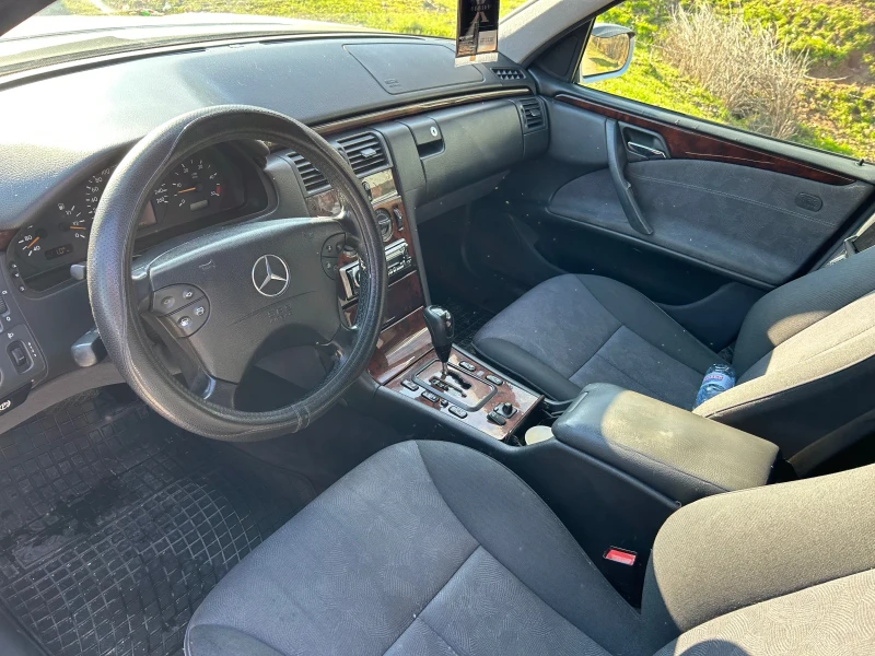 Mercedes-Benz E 270 Автомат , снимка 13 - Автомобили и джипове - 52921057