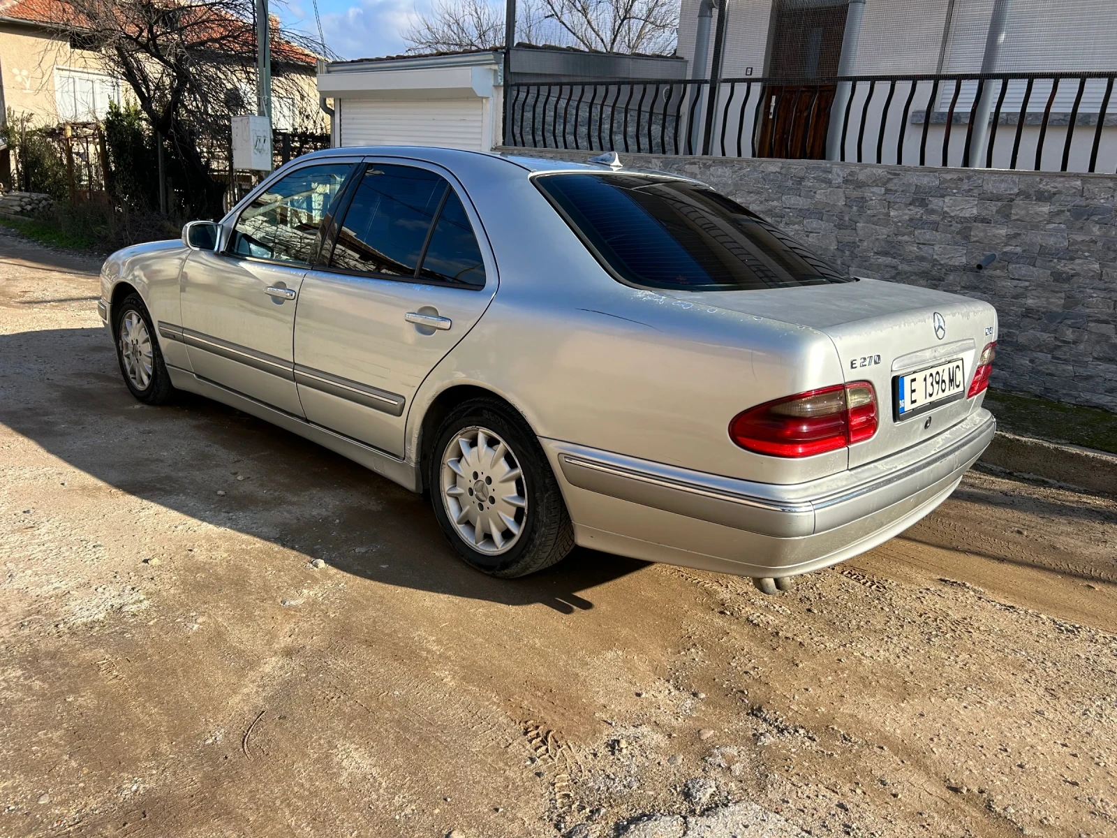 Mercedes-Benz E 270 Автомат  - изображение 3