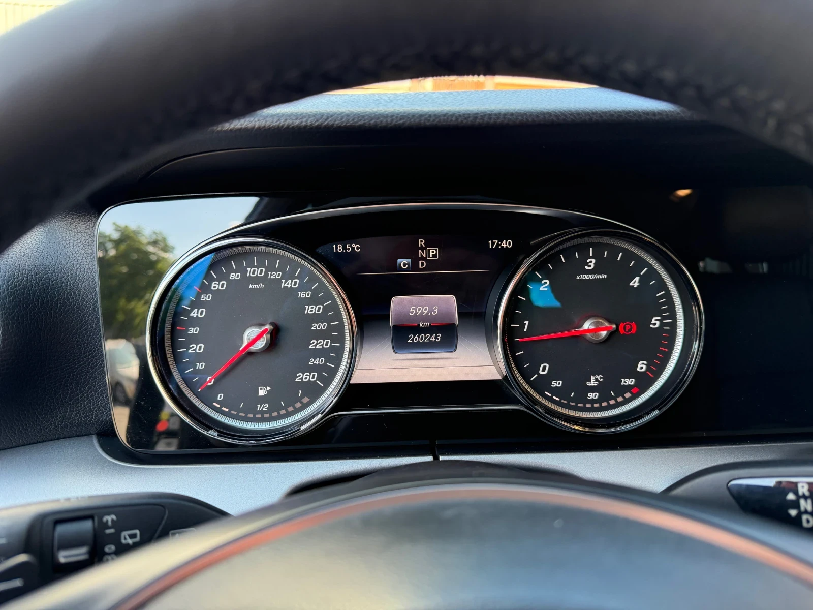 Mercedes-Benz E 220 AMG* LED* 9G* NaVi* КОжА* Камера, снимка 12 - Автомобили и джипове - 54556153