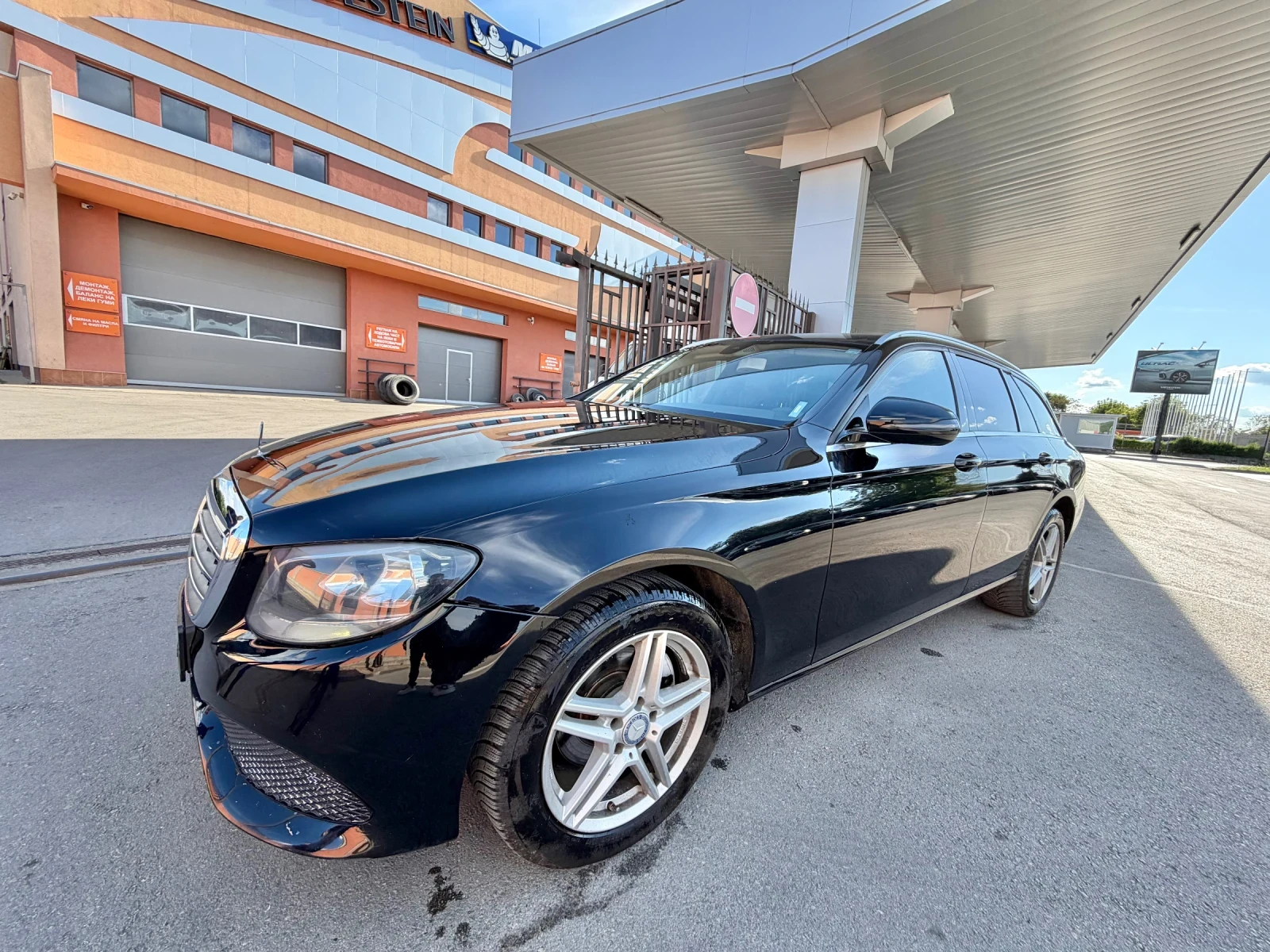 Mercedes-Benz E 220 AMG* LED* 9G* NaVi* КОжА* Камера, снимка 2 - Автомобили и джипове - 54556153